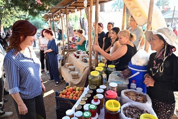 Etkinlik sadece bir aşure geleneğiyle sınırlı kalmadı. Üretici kadınlar kendi
