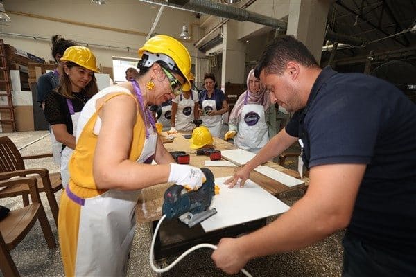 Kadınların marangozluk, sıhhi tesisat, elektrik ve boyama gibi geleneksel olarak