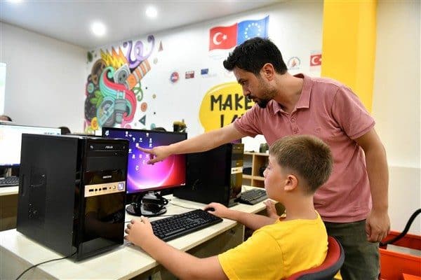 Muratpaşa Belediyesi, ASSİM Teknoloji Merkezi’nde teknolojiye ilgi duyan çocuklar için