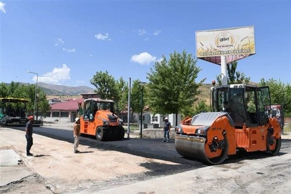 Fen İşleri Müdürlüğü ekipleri, Karşıyaka Mahallesi'nde bulunan Lale Vadisi Parkı'nın