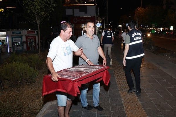 Nilüfer Belediyesi ve Bursa Büyükşehir Belediyesi zabıta ekipleri, kentin farklı