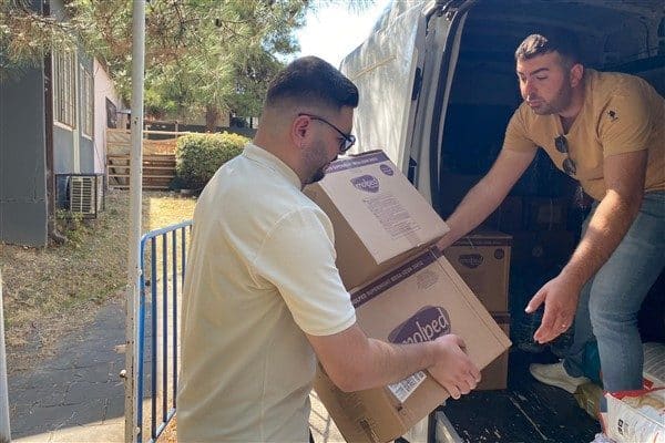 Kampanya kapsamında, mama, su kabı, tedavi malzemeleri gibi hayvanların temel