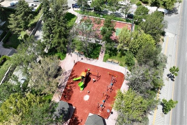 Bu çalışmaların son örneği ise Oğuzlar Mahallesi’nde bulunan Onur Parkı’nda
