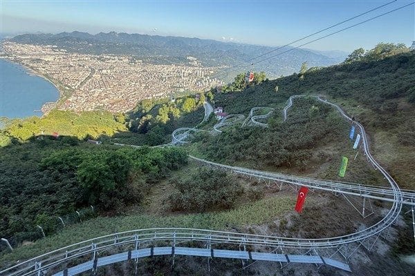 Tesis önünde düzenlenen törene Ordu Valisi Muammer Erol ve Ordu
