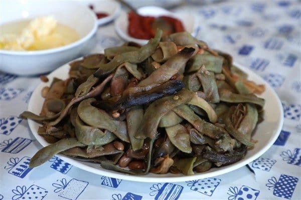 Bölgede yetişen fasulyelerin toplanmasının ardından tercihen taş fırınlarda kurutulan yeşil