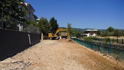 Toplamda 535 metre uzunluğundaki güzergahta yürüyüş yolu, bisiklet yolu ve