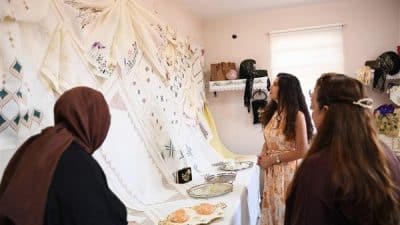 Çeltik Köyü’nde açılan kurslara katılarak tel kırma, iğne oyası ve