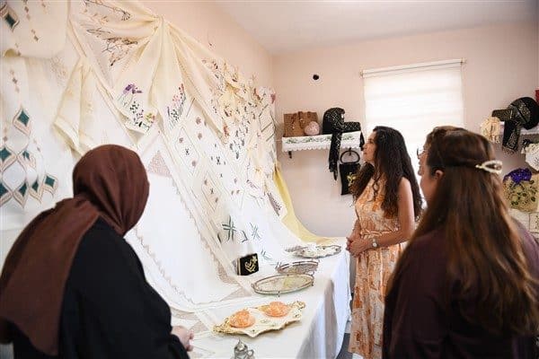 Çeltik Köyü’nde açılan kurslara katılarak tel kırma, iğne oyası ve