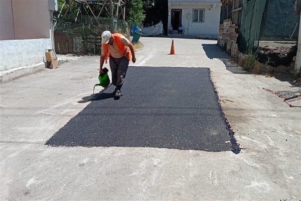 Fen İşleri Müdürlüğü ekipleri, bu çalışmalar kapsamında ilçe genelinde olumsuz