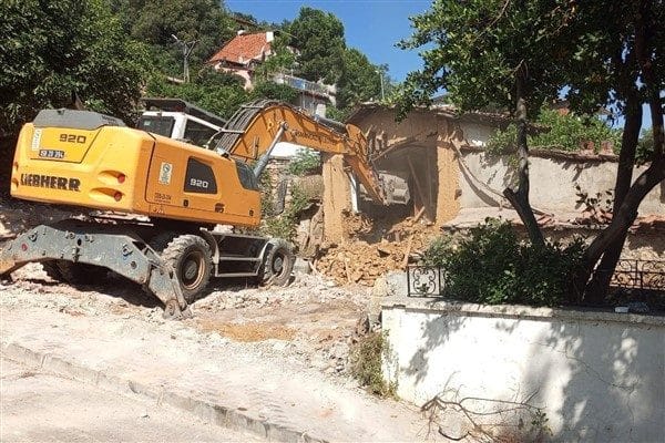 İlçedeki metruk binaların oluşturduğu riskleri ortadan kaldırmak ve çevreye zarar