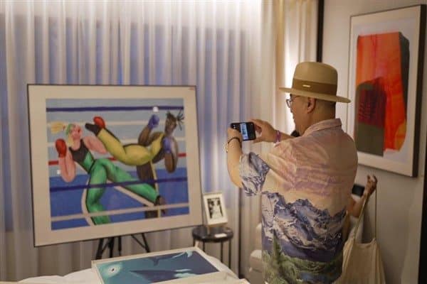 Sergi odalarına adım attığınızda, sıradan otel odalarının sanat eserleriyle birlikte