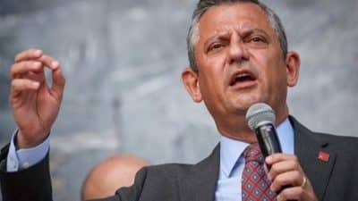 Özel, şehirdeki dolmuş şoförlerinin yurttaşları ücretsiz taşıdığını ve meydanların halkla