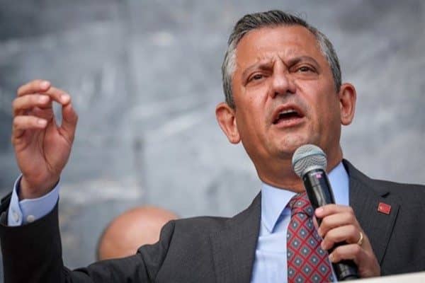 Özel, şehirdeki dolmuş şoförlerinin yurttaşları ücretsiz taşıdığını ve meydanların halkla