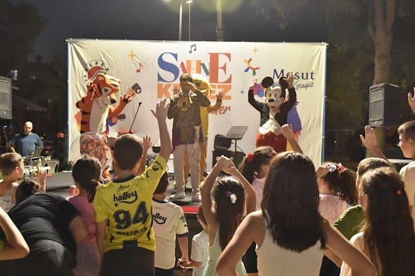 Kepez Belediyesi tarafından düzenlenen “Sahne Kepez” etkinlikleri yaz boyunca farklı