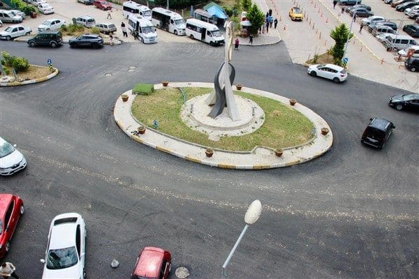 Fen İşleri Müdürlüğü ekipleri tarafından Eğitim Araştırma Hastanesi yolunda yürütülen