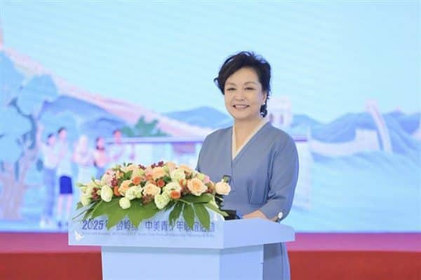 Çin Cumhurbaşkanı Xi Jinping'in eşi Peng Liyuan, Çin Halkı Yabancı