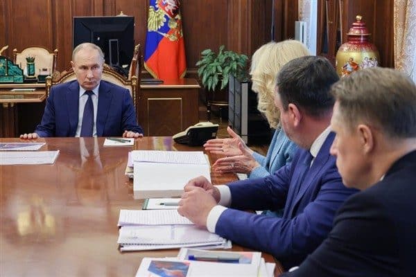 Rusya Devlet Başkanı Putin, sosyal konularla ilgili bir toplantı düzenledi.