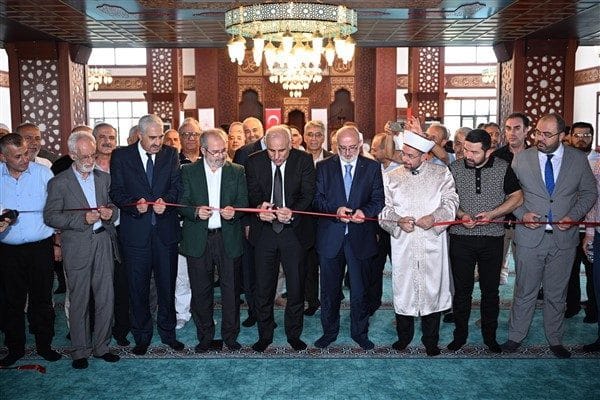 Törende konuşan Vali Zorluoğlu, camilerin sadece bir ibadet mekanı değil,