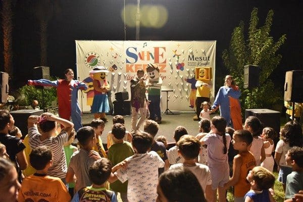 Kepez Belediyesi, “Sahne Kepez” etkinliklerini Beşkonaklılar Mahallesi’nde yoğun katılımla gerçekleştirdi.