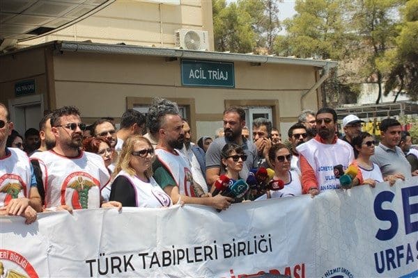 Şanlıurfa Balıklıgöl Devlet Hastanesi Acil Servisi’nde görevli bir doktor ve