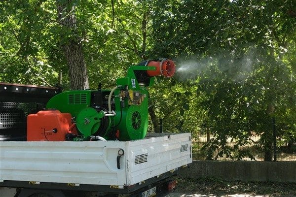İlçedeki tüm mahalleleri kapsayan ilaçlama programı kapsamında sinek ilaçlamaları her