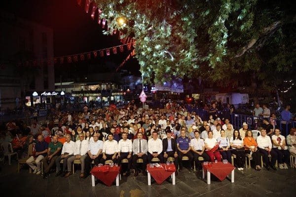 Bayraklarla yapılan yürüyüşün ardından başlayan etkinlikte şiirler okundu, dualar edildi,