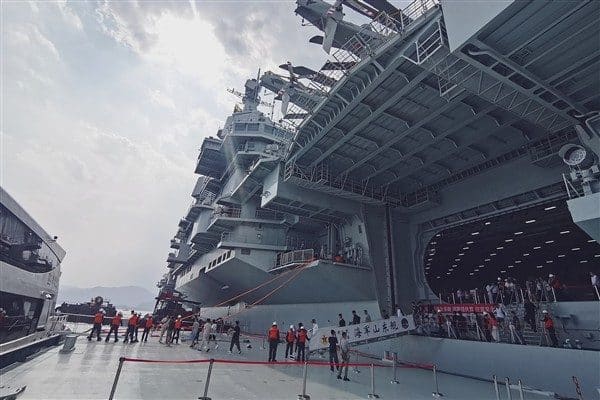 Çin Deniz Kuvvetleri’ne ait Shandong uçak gemisi ve beraberindeki filo,