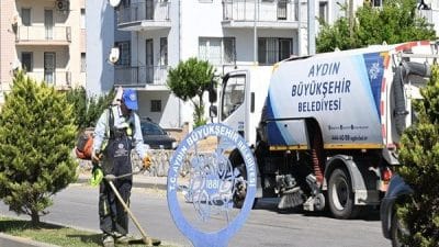 Park ve Bahçeler Dairesi Başkanlığı ekipleri, ilçe genelindeki park ve
