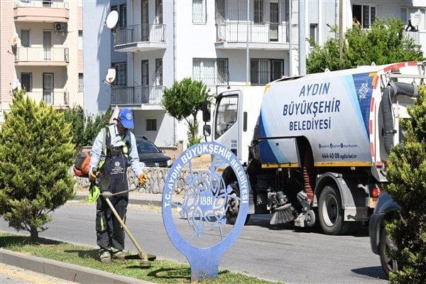 Park ve Bahçeler Dairesi Başkanlığı ekipleri, ilçe genelindeki park ve