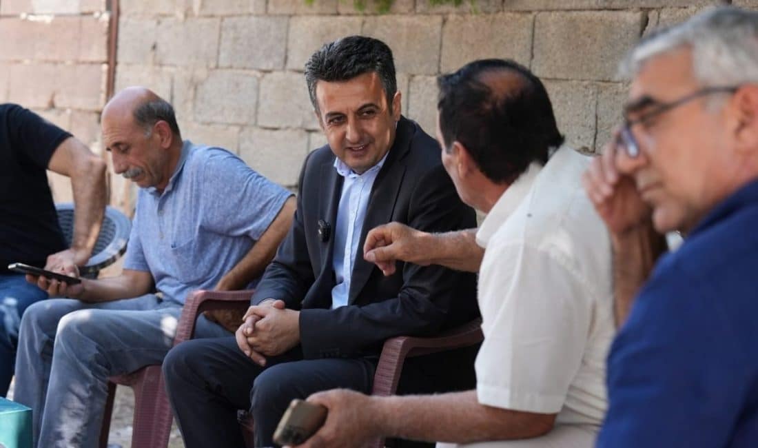 Sur Belediyesi Eş Başkanı Adnan Örhan, belediye meclis üyeleri ve