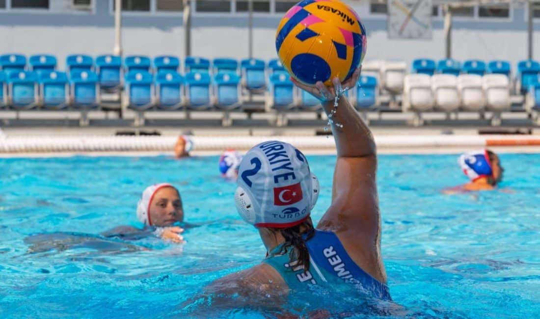 İzmir Büyükşehir Belediyesi Celal Atik Spor Salonu Yüzme Havuzu’nda yapılan