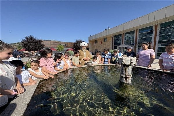 Etkinlikte, Nasreddin Hoca’nın “Havuza Maya Çalma” fıkrası mizansen olarak sahnelendi.