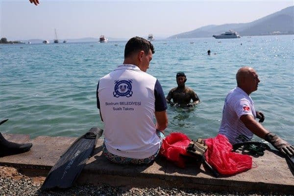 Bodrum’un koylarında her yıl geleneksel olarak düzenlenen deniz dibi temizliğinin