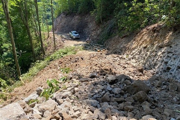 Trabzon Büyükşehir Belediyesi, şehrin dört bir yanında yol yapım, bakım