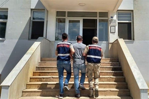 Tunceli İl Jandarma Komutanlığı, aranan şahısların yakalanmasına yönelik operasyon düzenledi.