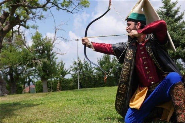 Kurslar, kapalı spor salonlarının yanı sıra açık hava alanlarında da