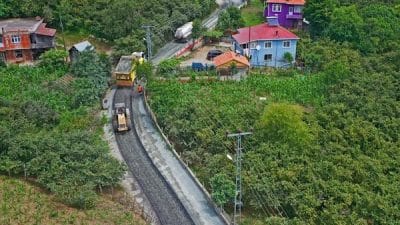 Ordu Büyükşehir Belediyesi, Ünye ilçesi Denizbükü Mahallesi’nde sıcak asfalt çalışmalarını