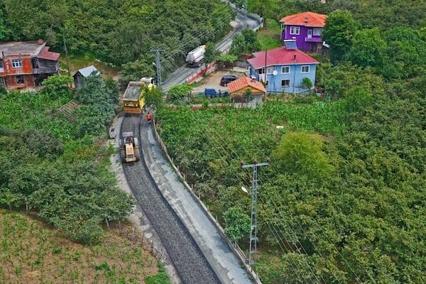 Ordu Büyükşehir Belediyesi, Ünye ilçesi Denizbükü Mahallesi’nde sıcak asfalt çalışmalarını