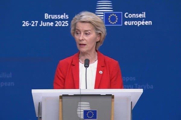 Von der Leyen'ın, teoride komisyonunun çöküşüne yol açabilecek olan güven