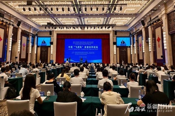 Çin’in Xinjiang Uygur Özerk Bölgesi’nin merkezi Urumçi'de dün Çin-Amerikan Uçan