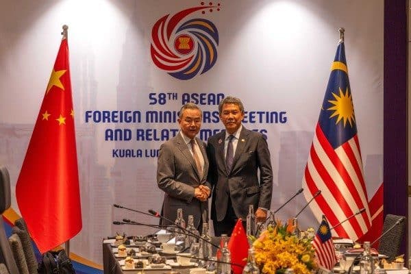 Çin Dışişleri Bakanı Wang Yi, dün Kuala Lumpur'da Malezya Dışişleri