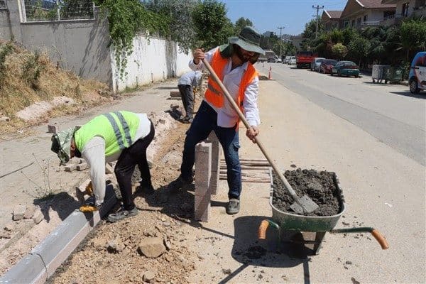 Ali Şener Caddesi'nde devam eden imar yolu açma ve kaldırım