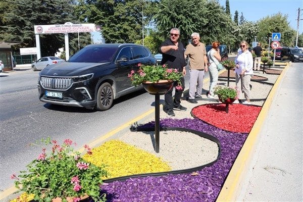 İlk etapta, Araştırma Merkezi önünde yer alan kavşak, kurakçıl peyzaj