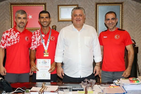 Yalova Belediyespor Kulübü’nün başarılı bilek güreşi sporcuları Kadir Oturakçı, Mevlüt