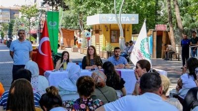 Toplantıya belediye meclis üyeleri katılırken, oturuma Yenişehir Belediye Eşbaşkanı Safiye