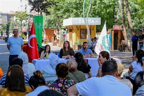 Toplantıya belediye meclis üyeleri katılırken, oturuma Yenişehir Belediye Eşbaşkanı Safiye