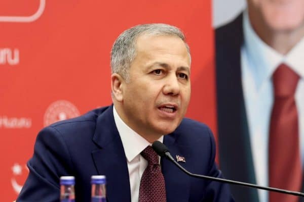 Bakan Yerlikaya, İzmir'de 110 konut, 2 işyeri ve 1 ahır, Bilecik'de
