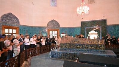 Çelebi Mehmed Han’ın kabri başında dua ile başlayan programın devamında