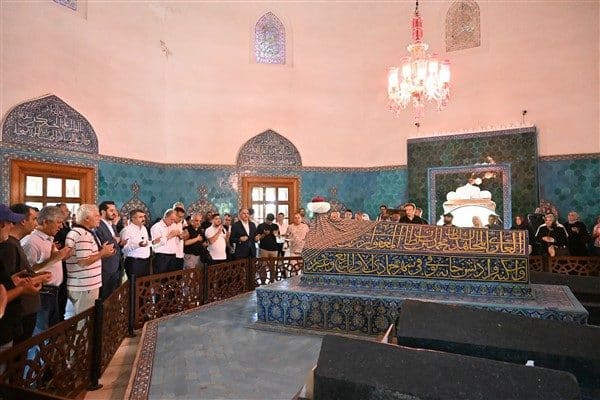 Çelebi Mehmed Han’ın kabri başında dua ile başlayan programın devamında