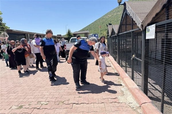 Büyükşehir Belediyesi otobüsü ile tesise velileri eşliğinde gelen özel çocuklar,